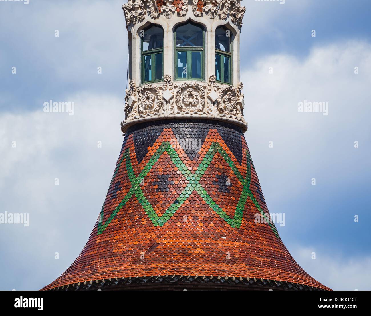 Barcellona, Spagna - 1 maggio 2023: Tetto gotico della guglia della Casa de les Punxes a Barcellona Spagna - Josep Puig i Cadafalch Design del castello modernista sotto il blu Foto Stock