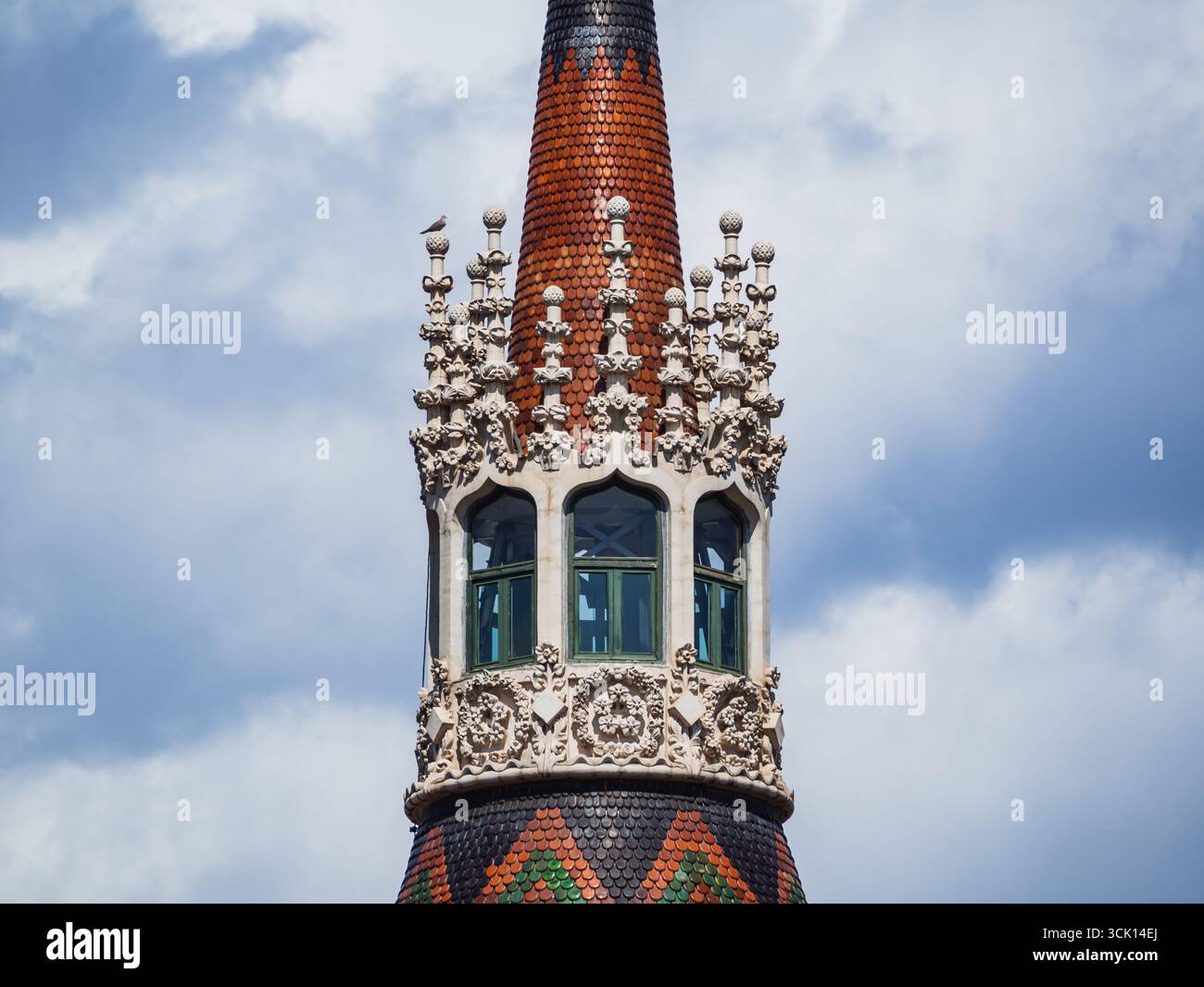 Barcellona, Spagna - 1 maggio 2023: Tetto gotico della guglia della Casa de les Punxes a Barcellona Spagna - Josep Puig i Cadafalch Design del castello modernista sotto il blu Foto Stock