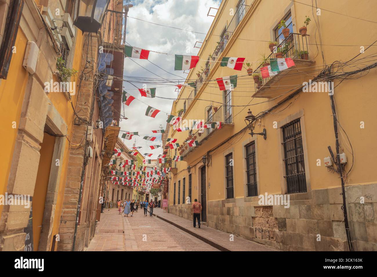 07 09 2025 Guanajuato Mexico Guanajuato Street con decorazioni festose per il giorno dell'indipendenza del Messico, che mostrano l'architettura coloniale e il vivace cultu Foto Stock
