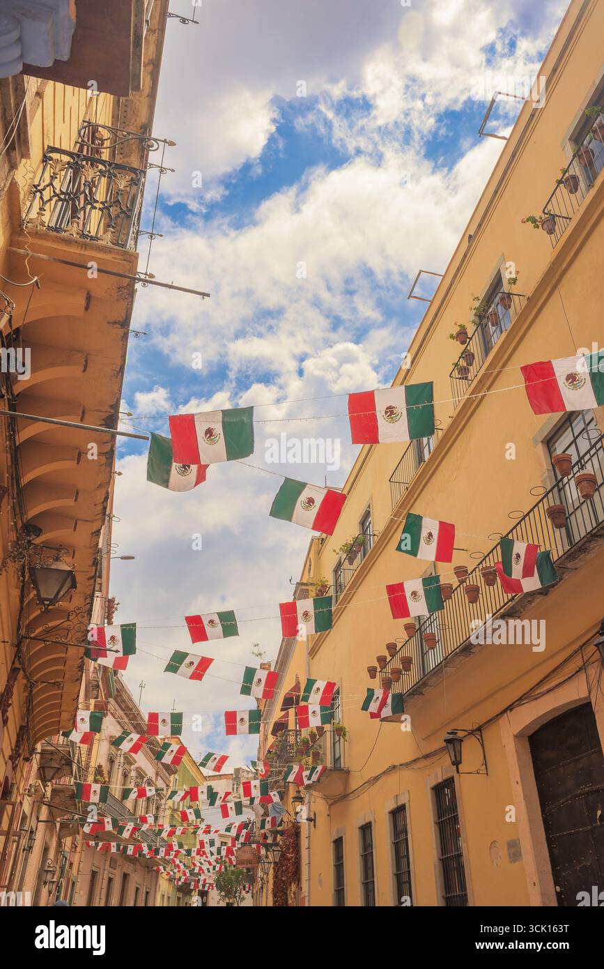 07 09 2025 Guanajuato Mexico Guanajuato Street con decorazioni festose per il giorno dell'indipendenza del Messico, che mostrano l'architettura coloniale e il vivace cultu Foto Stock