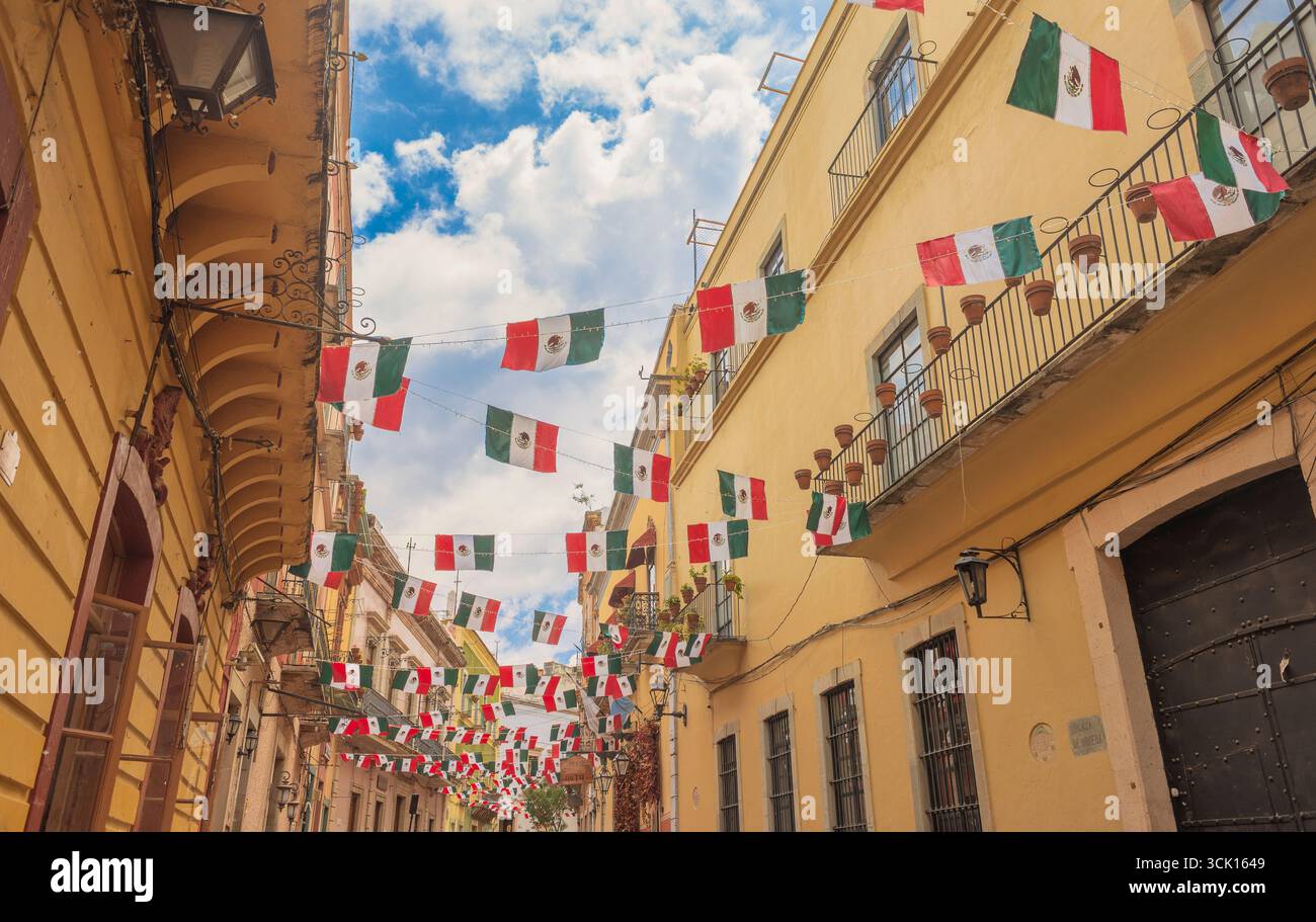 07 09 2025 Guanajuato Mexico Guanajuato Street con decorazioni festose per il giorno dell'indipendenza del Messico, che mostrano l'architettura coloniale e il vivace cultu Foto Stock