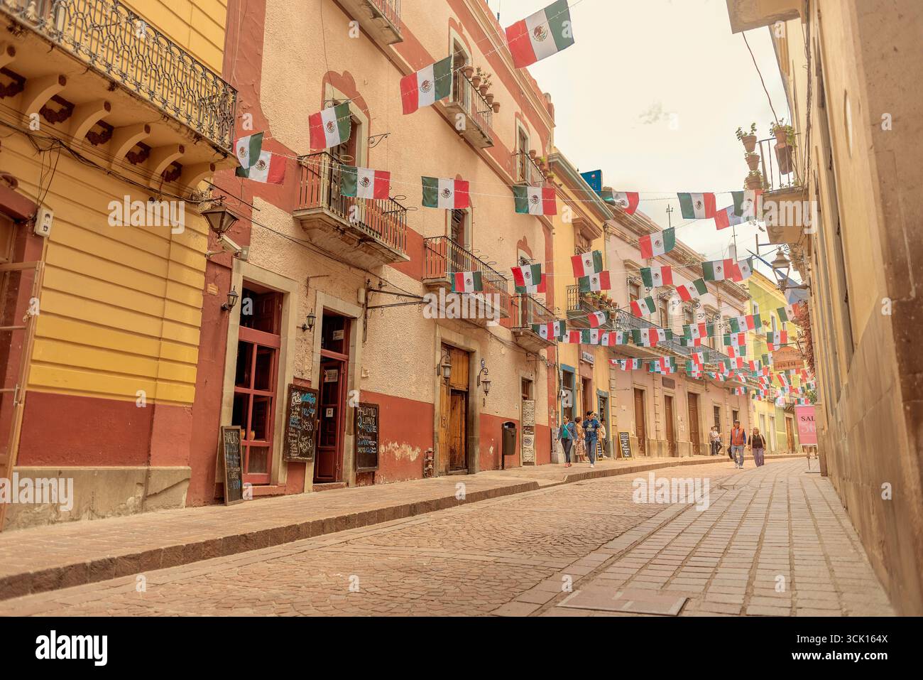 07 09 2025 Guanajuato Mexico Guanajuato Street con decorazioni festose per il giorno dell'indipendenza del Messico, che mostrano l'architettura coloniale e il vivace cultu Foto Stock
