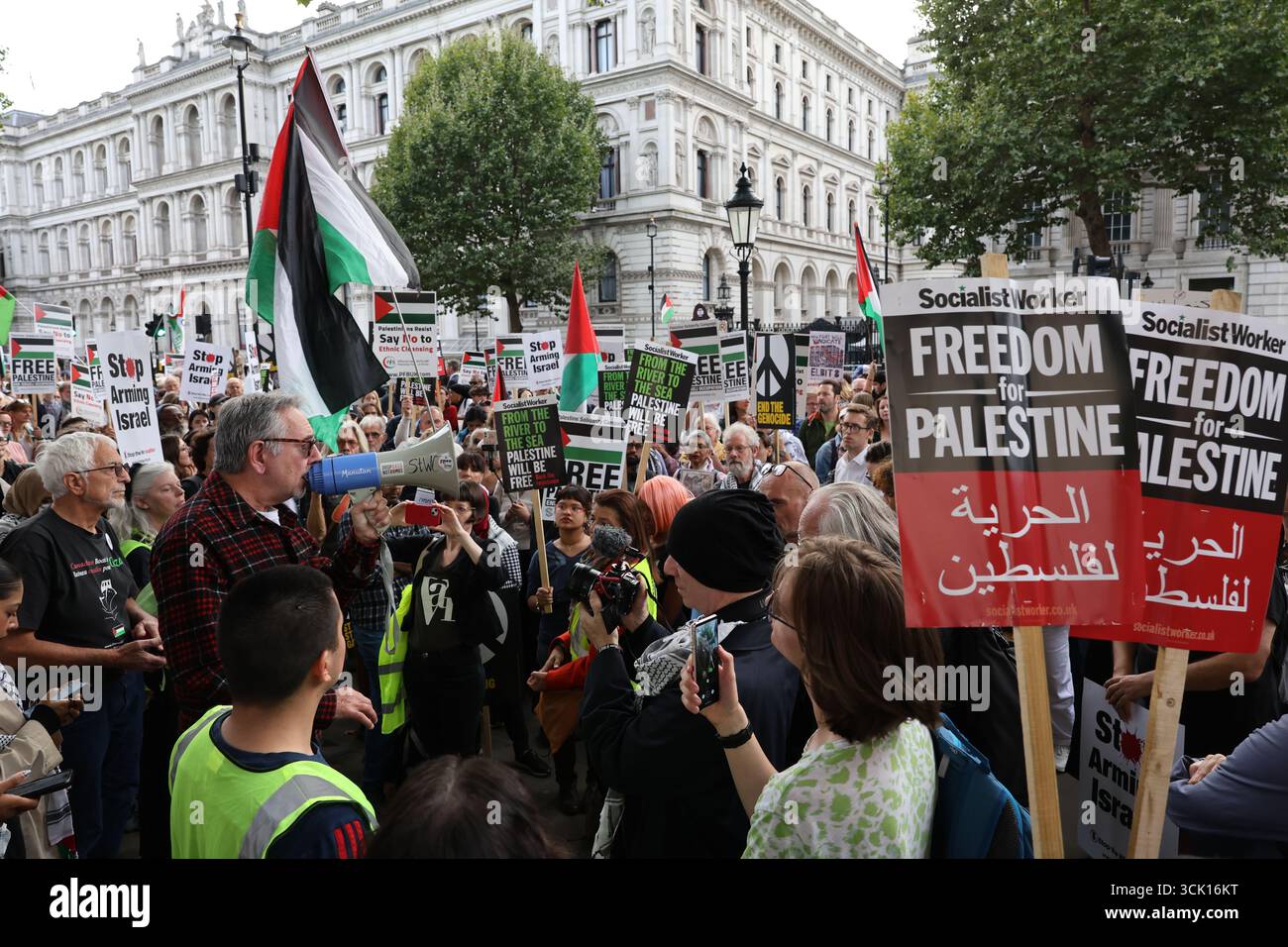 LONDRA, REGNO UNITO. 9 settembre 2025. Gli attivisti organizzano una protesta di emergenza a Londra dopo che il primo ministro britannico Keir Starmer ha accolto il presidente israeliano Isaac Herzog in visita ufficiale. I manifestanti, organizzati dalla campagna di solidarietà della Palestina e da gruppi alleati, hanno condannato i legami del governo britannico con Israele e hanno chiesto un cessate il fuoco immediato a Gaza, un embargo sulle armi e giustizia per i palestinesi. I manifestanti portavano cartelli, striscioni e bandiere palestinesi, cantando fuori dagli edifici governativi. Crediti: Pete Speller/Alamy Live News Foto Stock