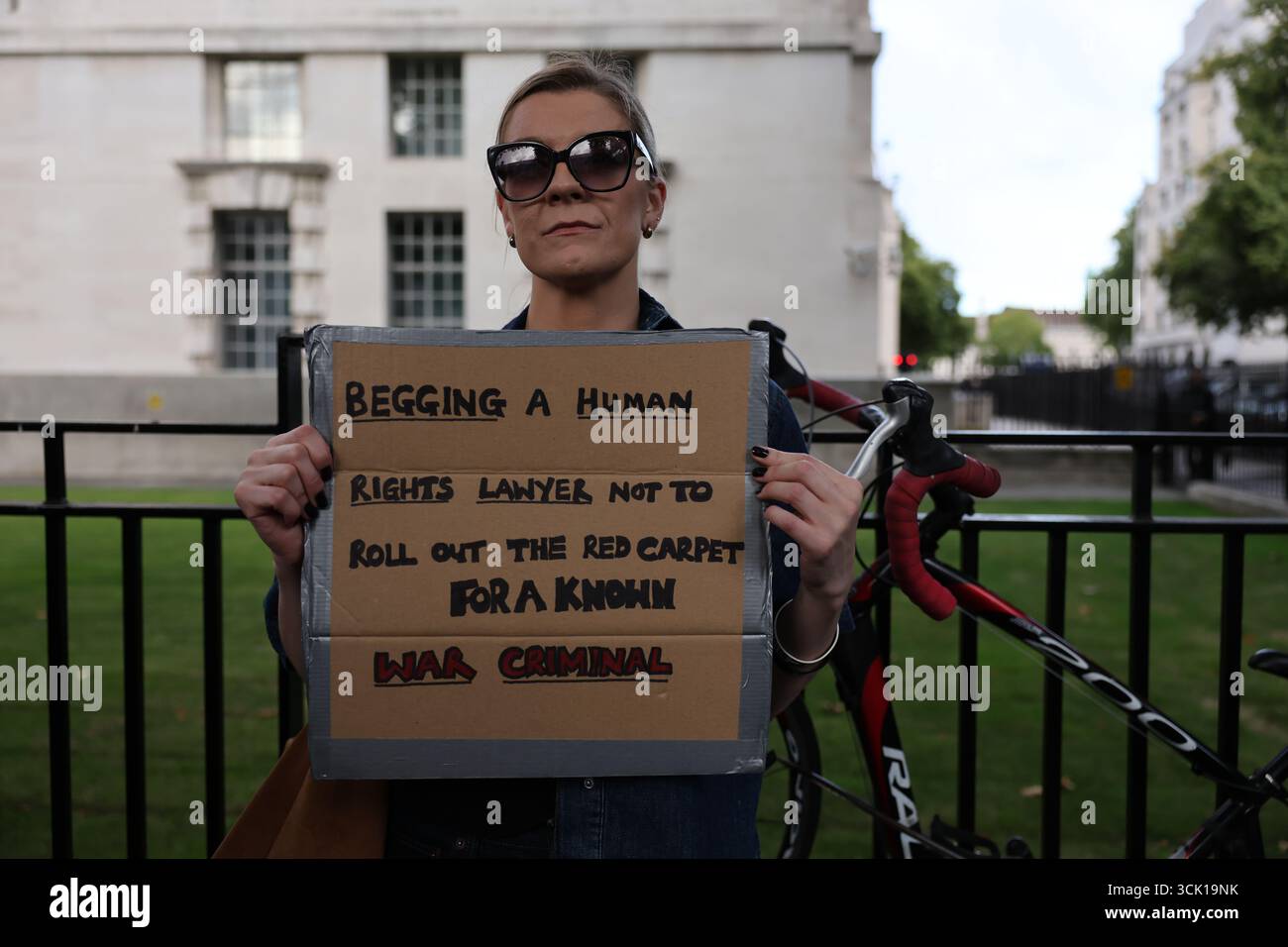 LONDRA, REGNO UNITO. 9 settembre 2025. Gli attivisti organizzano una protesta di emergenza a Londra dopo che il primo ministro britannico Keir Starmer ha accolto il presidente israeliano Isaac Herzog in visita ufficiale. I manifestanti, organizzati dalla campagna di solidarietà della Palestina e da gruppi alleati, hanno condannato i legami del governo britannico con Israele e hanno chiesto un cessate il fuoco immediato a Gaza, un embargo sulle armi e giustizia per i palestinesi. I manifestanti portavano cartelli, striscioni e bandiere palestinesi, cantando fuori dagli edifici governativi. Crediti: Pete Speller/Alamy Live News Foto Stock
