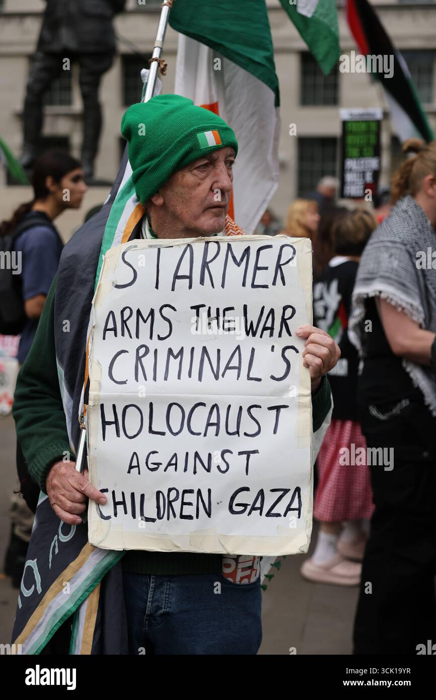LONDRA, REGNO UNITO. 9 settembre 2025. Gli attivisti organizzano una protesta di emergenza a Londra dopo che il primo ministro britannico Keir Starmer ha accolto il presidente israeliano Isaac Herzog in visita ufficiale. I manifestanti, organizzati dalla campagna di solidarietà della Palestina e da gruppi alleati, hanno condannato i legami del governo britannico con Israele e hanno chiesto un cessate il fuoco immediato a Gaza, un embargo sulle armi e giustizia per i palestinesi. I manifestanti portavano cartelli, striscioni e bandiere palestinesi, cantando fuori dagli edifici governativi. Crediti: Pete Speller/Alamy Live News Foto Stock