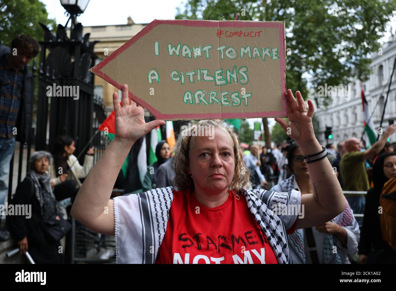 LONDRA, REGNO UNITO. 9 settembre 2025. Gli attivisti organizzano una protesta di emergenza a Londra dopo che il primo ministro britannico Keir Starmer ha accolto il presidente israeliano Isaac Herzog in visita ufficiale. I manifestanti, organizzati dalla campagna di solidarietà della Palestina e da gruppi alleati, hanno condannato i legami del governo britannico con Israele e hanno chiesto un cessate il fuoco immediato a Gaza, un embargo sulle armi e giustizia per i palestinesi. I manifestanti portavano cartelli, striscioni e bandiere palestinesi, cantando fuori dagli edifici governativi. Crediti: Pete Speller/Alamy Live News Foto Stock