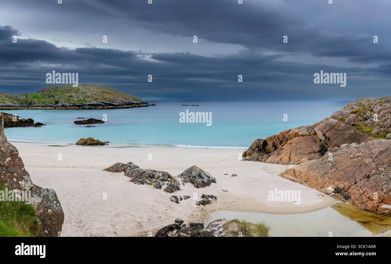 Achmelvich Lochinver Sutherland Scozia cielo scuro mare e sabbia bianca di Vestey's Beach Foto Stock