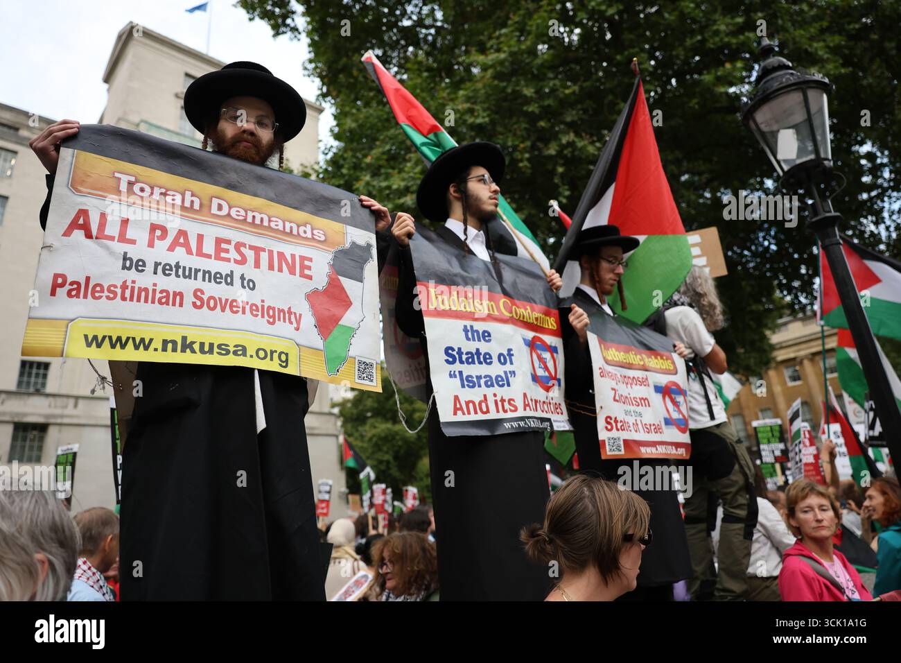 LONDRA, REGNO UNITO. 9 settembre 2025. Gli attivisti organizzano una protesta di emergenza a Londra dopo che il primo ministro britannico Keir Starmer ha accolto il presidente israeliano Isaac Herzog in visita ufficiale. I manifestanti, organizzati dalla campagna di solidarietà della Palestina e da gruppi alleati, hanno condannato i legami del governo britannico con Israele e hanno chiesto un cessate il fuoco immediato a Gaza, un embargo sulle armi e giustizia per i palestinesi. I manifestanti portavano cartelli, striscioni e bandiere palestinesi, cantando fuori dagli edifici governativi. Crediti: Pete Speller/Alamy Live News Foto Stock