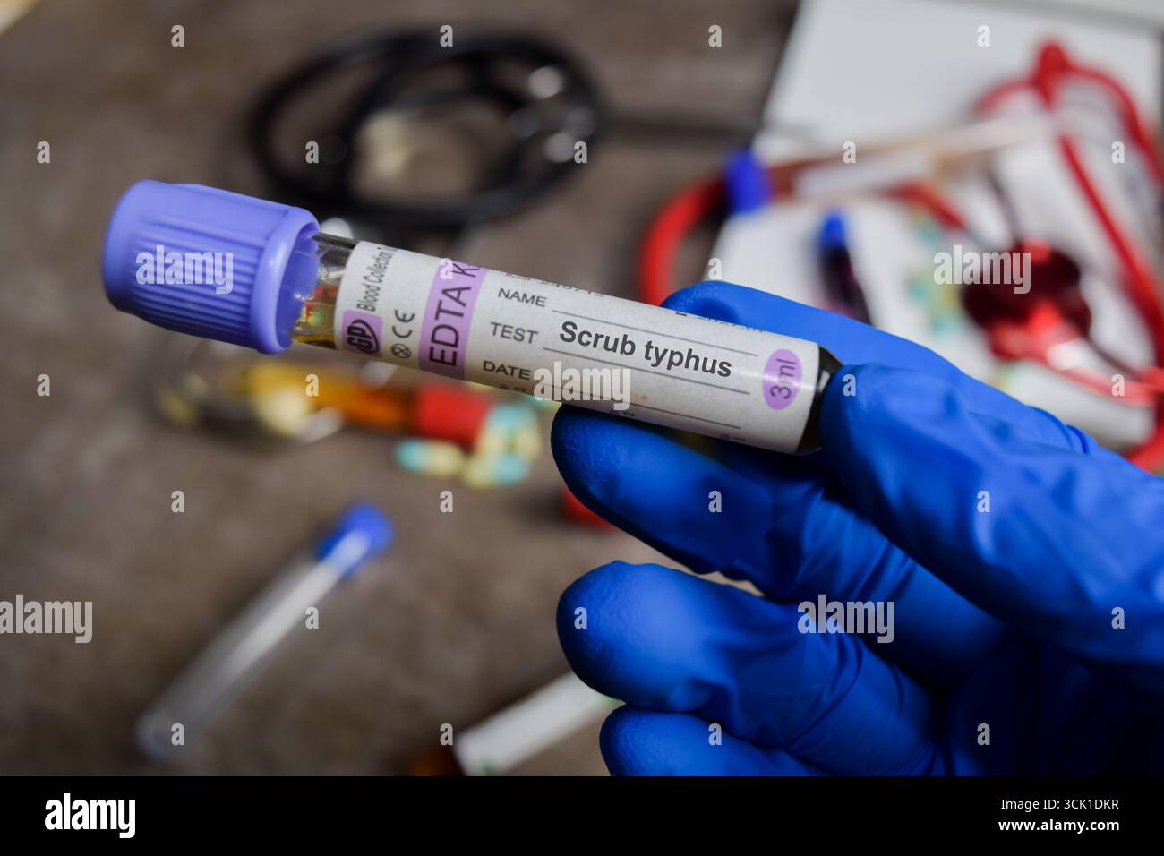 Farmaco per la vaccinazione contro il tifo con i guanti blu. Concetto medico Foto Stock