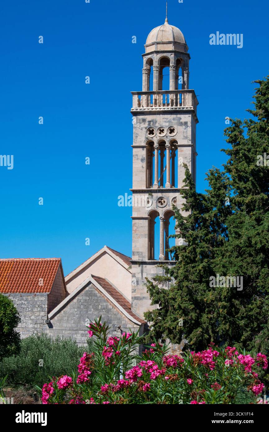 Il monastero francescano, costruito nel XV secolo, inizialmente come rifugio per molti marinai che passarono attraverso Hvar, allora un'importante base navale Foto Stock