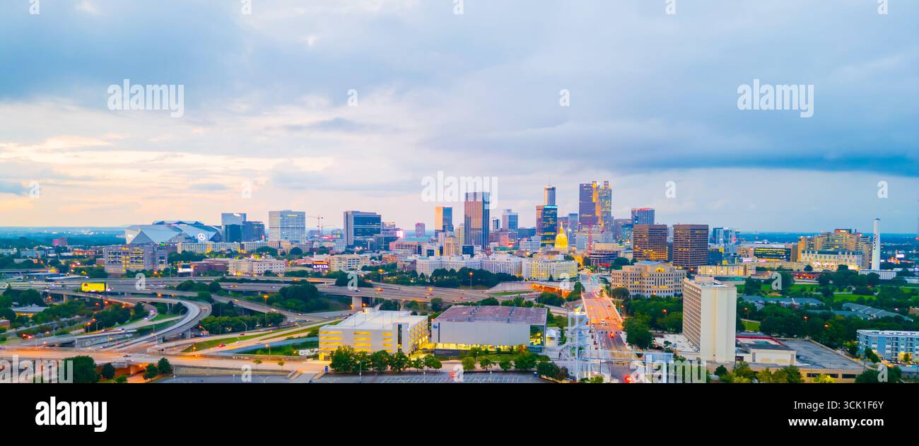 Atlanta, Georgia, skyline al crepuscolo, incluso il Campidoglio Foto Stock