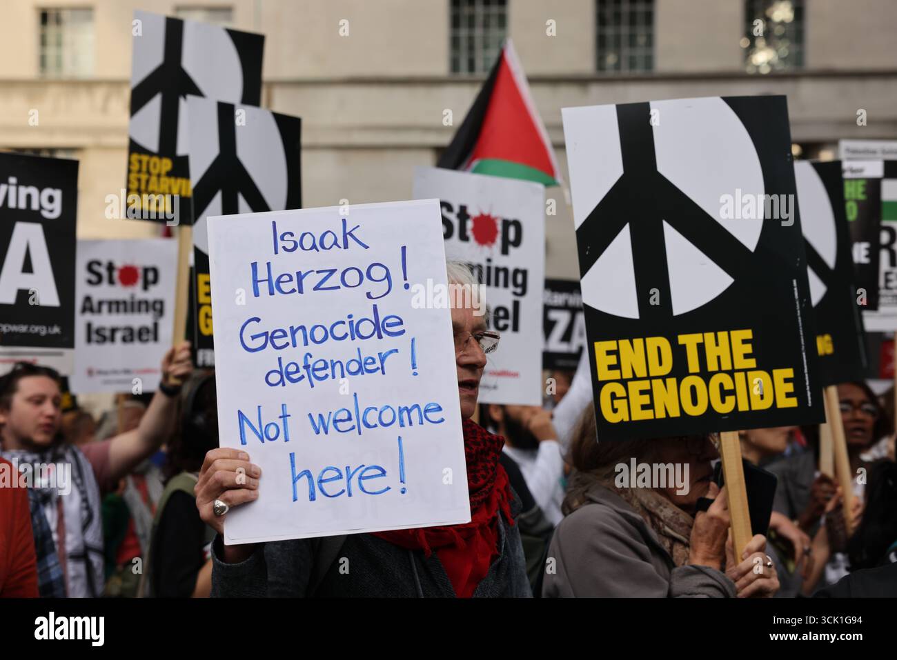Londra, Regno Unito 9 settembre 2025. Protesta pro palestinese fuori Downing Street contro l'arrivo del presidente israeliano Isaac Herzog, poco dopo che Israele ha attaccato i leader di Hamas a Doha. Il primo Ministro britannico Keir Starmer dovrebbe parlare con lui. Credito : Monica Wells/Alamy Live News Foto Stock