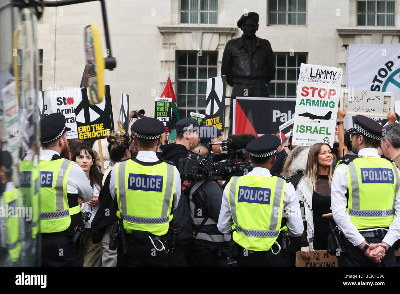 Londra, Regno Unito 9 settembre 2025. Protesta pro palestinese fuori Downing Street contro l'arrivo del presidente israeliano Isaac Herzog, poco dopo che Israele ha attaccato i leader di Hamas a Doha. Il primo Ministro britannico Keir Starmer dovrebbe parlare con lui. Credito : Monica Wells/Alamy Live News Foto Stock