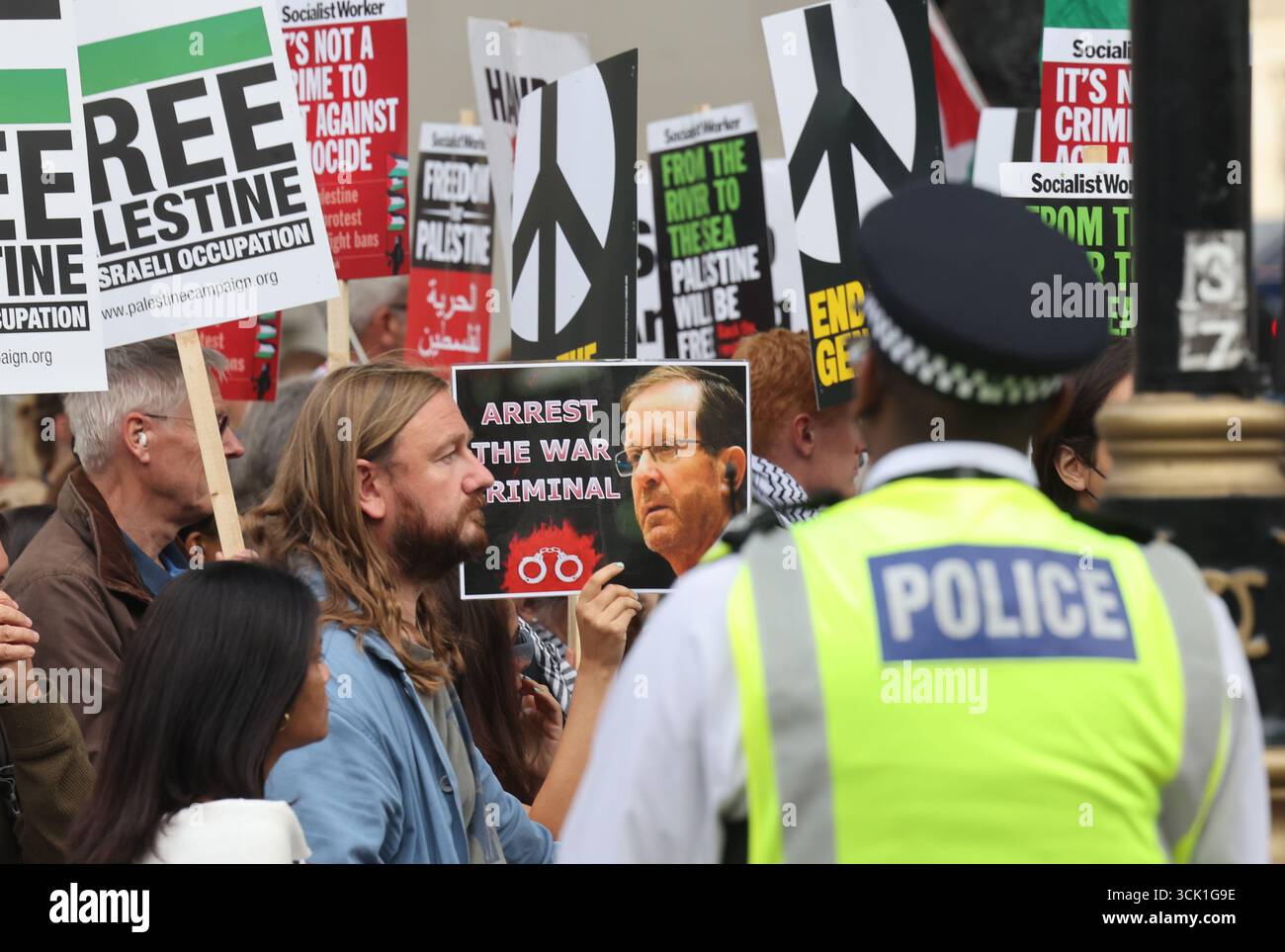 Londra, Regno Unito 9 settembre 2025. Protesta pro palestinese fuori Downing Street contro l'arrivo del presidente israeliano Isaac Herzog, poco dopo che Israele ha attaccato i leader di Hamas a Doha. Il primo Ministro britannico Keir Starmer dovrebbe parlare con lui. Credito : Monica Wells/Alamy Live News Foto Stock