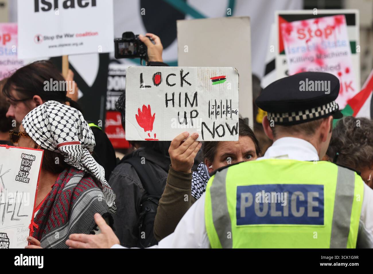 Londra, Regno Unito 9 settembre 2025. Protesta pro palestinese fuori Downing Street contro l'arrivo del presidente israeliano Isaac Herzog, poco dopo che Israele ha attaccato i leader di Hamas a Doha. Il primo Ministro britannico Keir Starmer dovrebbe parlare con lui. Credito : Monica Wells/Alamy Live News Foto Stock