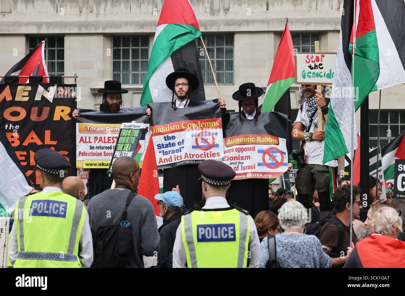 Londra, Regno Unito 9 settembre 2025. Protesta pro palestinese fuori Downing Street contro l'arrivo del presidente israeliano Isaac Herzog, poco dopo che Israele ha attaccato i leader di Hamas a Doha. Il primo Ministro britannico Keir Starmer dovrebbe parlare con lui. Credito : Monica Wells/Alamy Live News Foto Stock