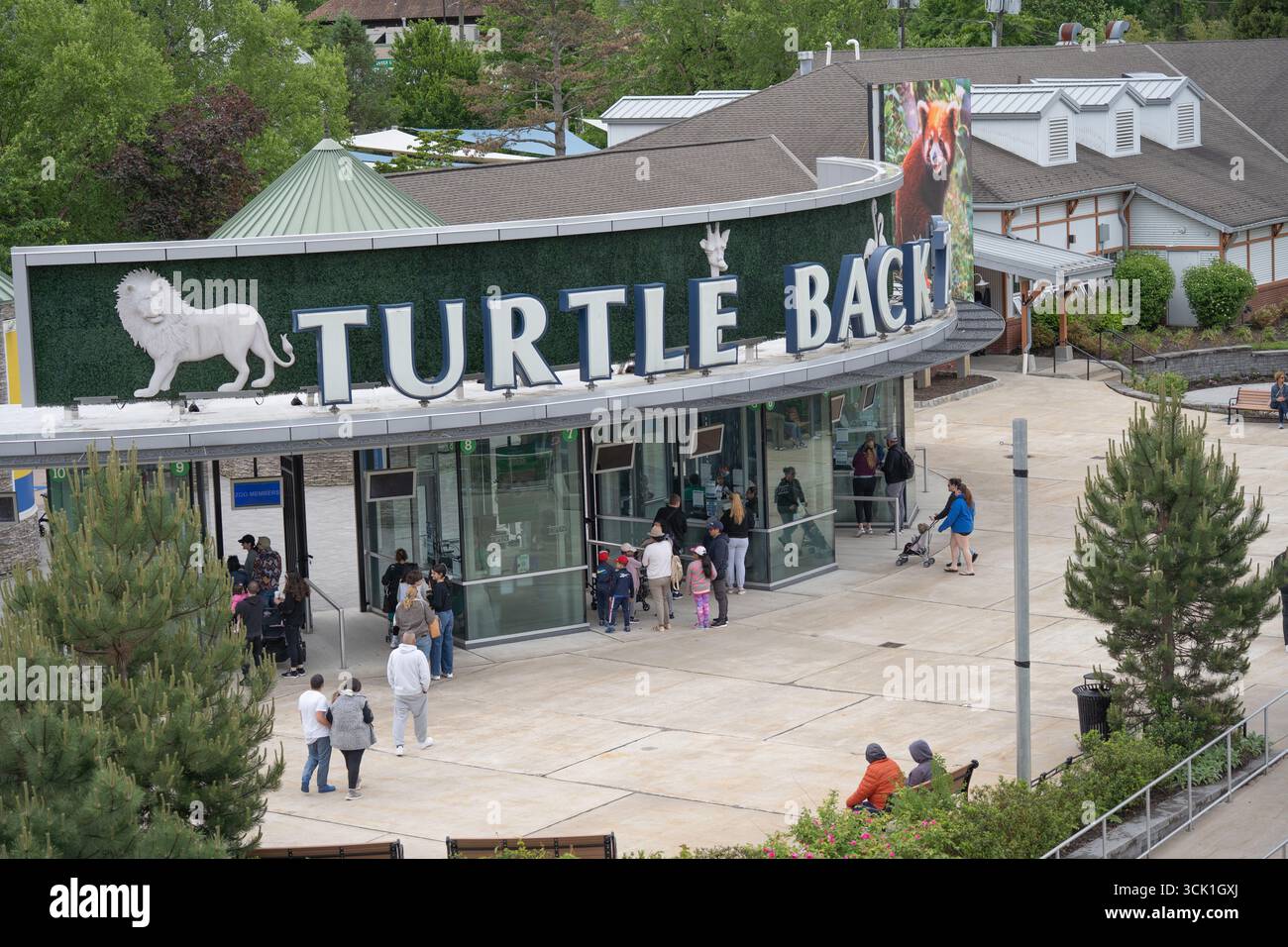 West Orange, New Jersey, Stati Uniti – 24 maggio 2024: I visitatori acquistano i biglietti per l'Essex County Turtle Back Zoo, che fa parte del South Mountain Recreation Comp Foto Stock