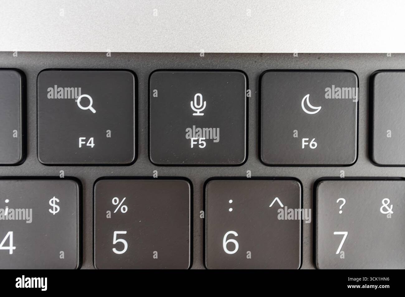 L'immagine mostra una tastiera leggermente rialzata su un laptop, con particolare attenzione ai tasti funzione e al tastierino numerico. Ciò potrebbe suggerire l'usura o il design ergonomico tipico Foto Stock