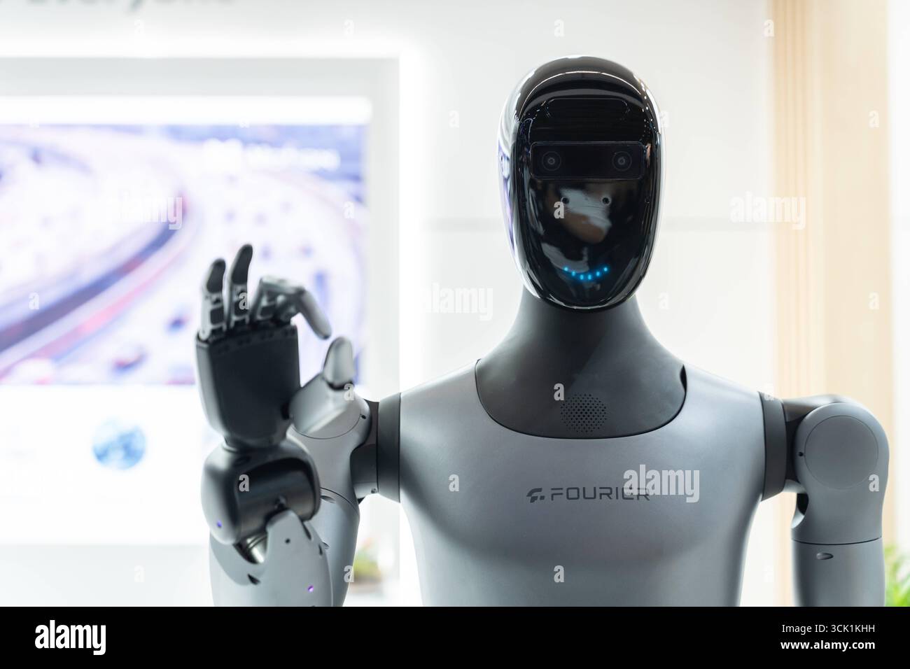 Monaco, Baviera, Germania - 9 settembre 2025: Il Fourier GR-2 alza la mano nel saluto con un simbolo DI OKAY un gesto che collega l'umanità e la tecnologia. Fiera Mobility 2025 di Monaco. *** Der Fourier GR-2 hebt die hand zum Gruß mit OKAY Symbol eine Geste, die Menschlichkeit und Technologie miteinander verbindet. Mobility 2025 Messe a München. Foto Stock