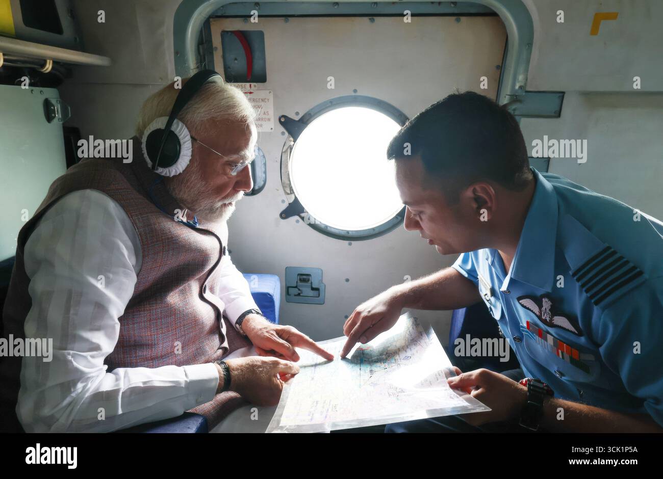 Kangra, India. 9 settembre 2025. Il primo ministro indiano Narendra modi, guarda una mappa delle aree colpite dalle inondazioni mentre prende un elicottero per osservare le devastanti inondazioni che colpiscono Himachal Pradesh, 9 settembre 2025 vicino a Kangra, Himachal Pradesh, India. Almeno 51 persone sono morte a causa di pesanti piogge monsoniche che hanno danneggiato oltre 2.000 villaggi e distrutto colture in tutta la regione. Credito: PIB/Ufficio informazioni stampa/Alamy Live News Foto Stock