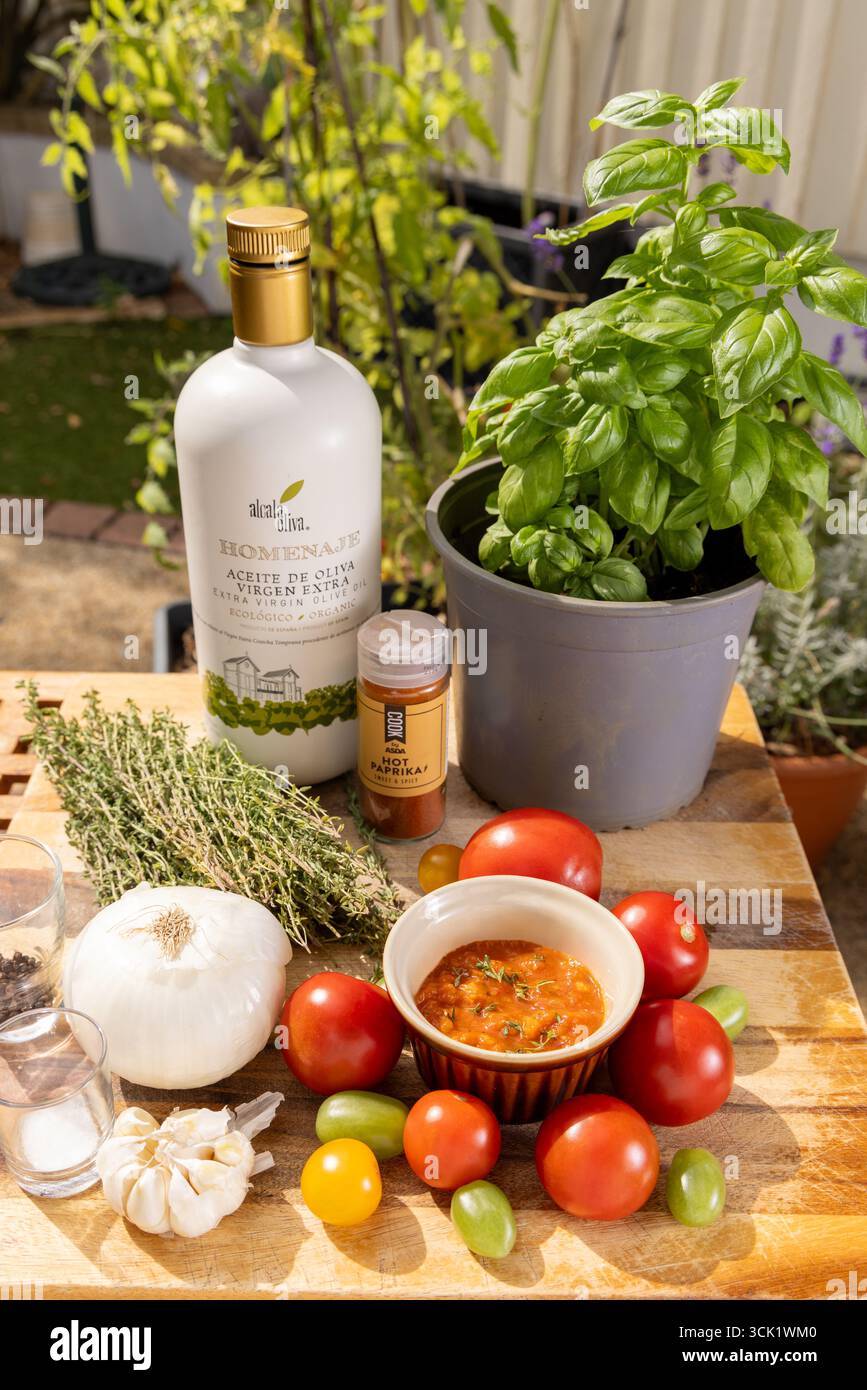 Ingredienti freschi e salsa di pomodoro fatta in casa preparata utilizzando la macchina intelligente Lidl's Monsieur Cuisine, progettata all'aperto per ispirare la cucina rustica. Foto Stock