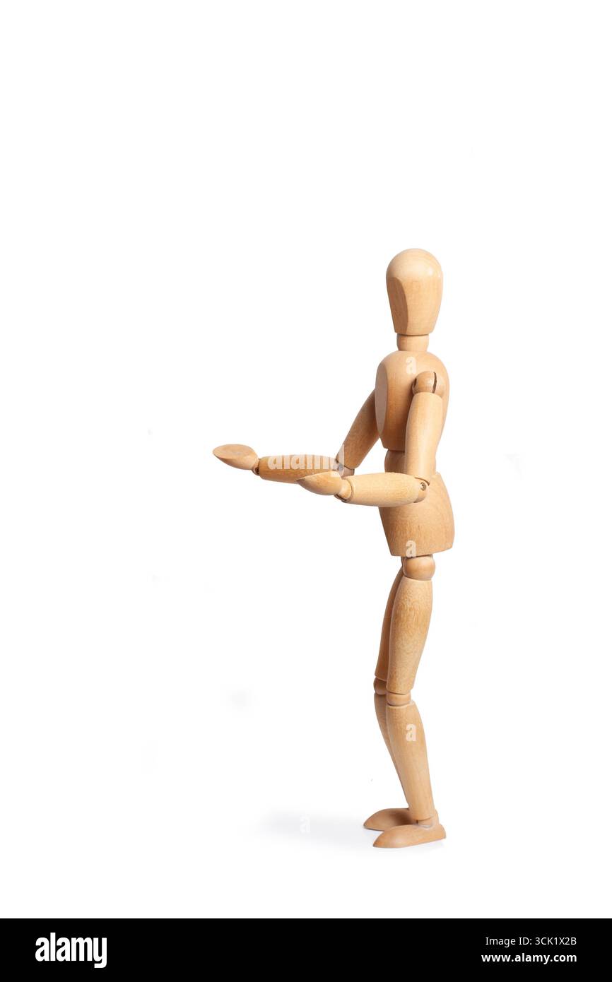 Un manichino giocattolo di legno che tiene in mano il manichino isolato su uno sfondo bianco con spazio di copia Foto Stock