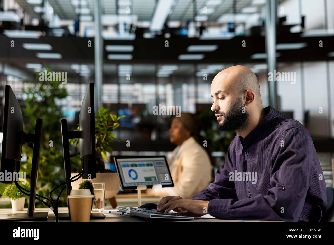 Responsabile aziendale che lavora alla pianificazione finanziaria e alla definizione degli obiettivi, mettendo in evidenza le competenze in materia di allocazione delle risorse e gestione del budget. CEO che analizza i report e le previsioni online. Foto Stock