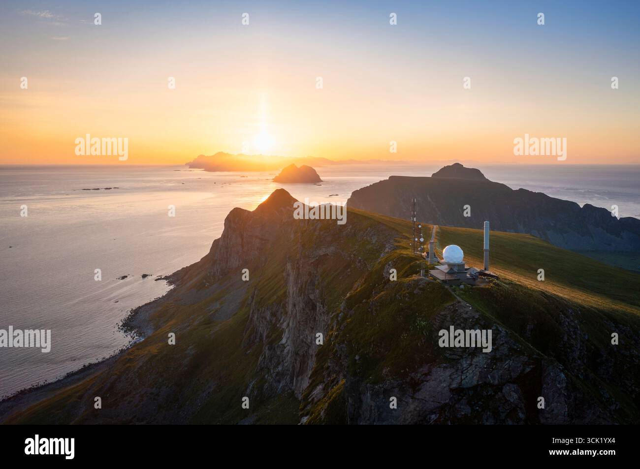 Vista aerea delle cime rocciose e delle spiagge dell'isola di Vaeroy. Sorland, Vaeroy, Nordland, Lofoten, Norvegia, Europa. Foto Stock