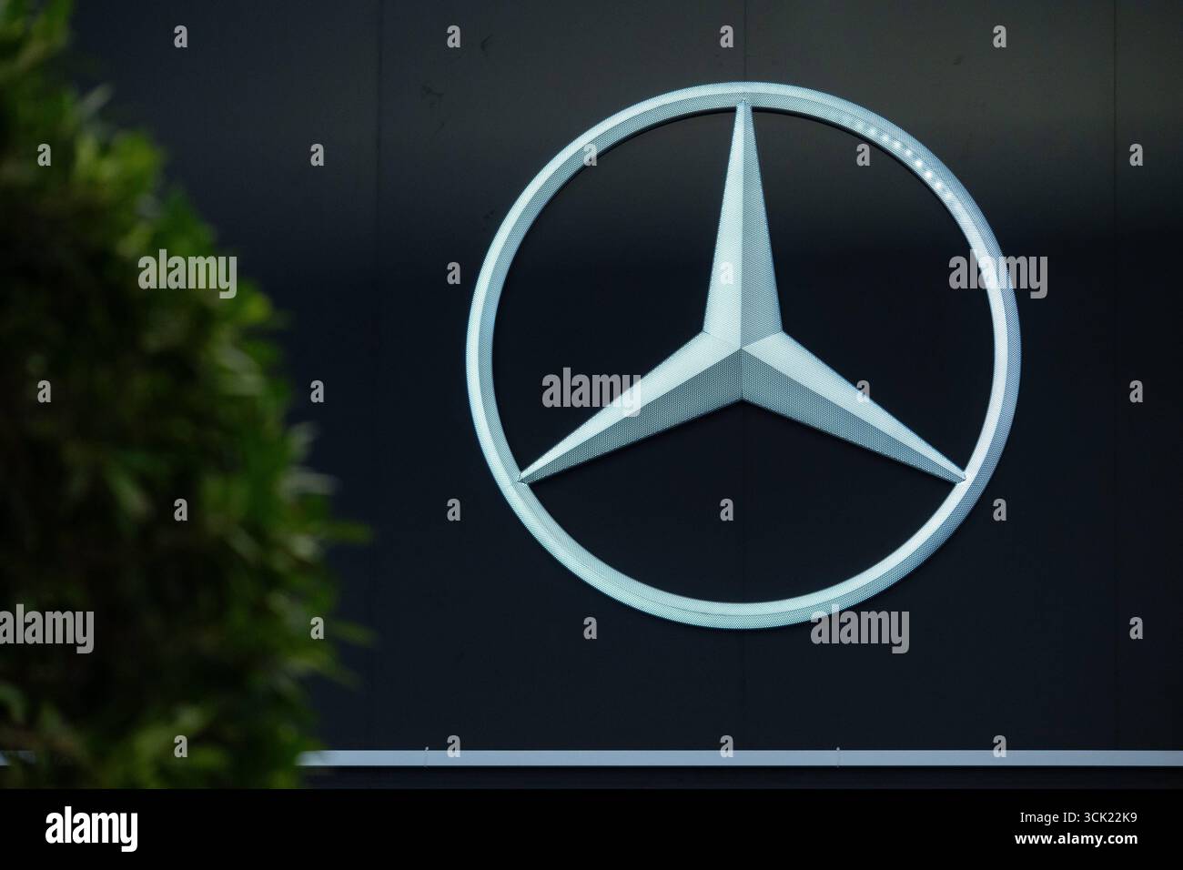 Monaco di Baviera, Germania - 9 settembre 2025: Logo Mercedes-Benz illuminato all'IAA Mobility. Fiera Mobility 2025 di Monaco. *** Das leuchtende Mercedes-Benz Logo auf der IAA Mobility. Mobility 2025 Messe a München. Foto Stock