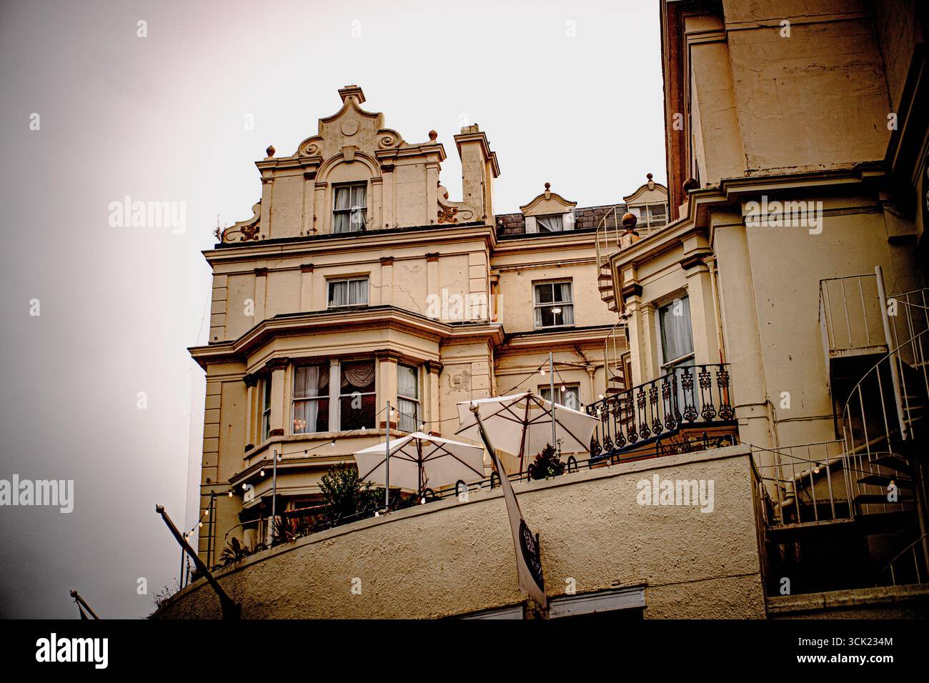 Edificio storico color crema con balconi e finestre Foto Stock