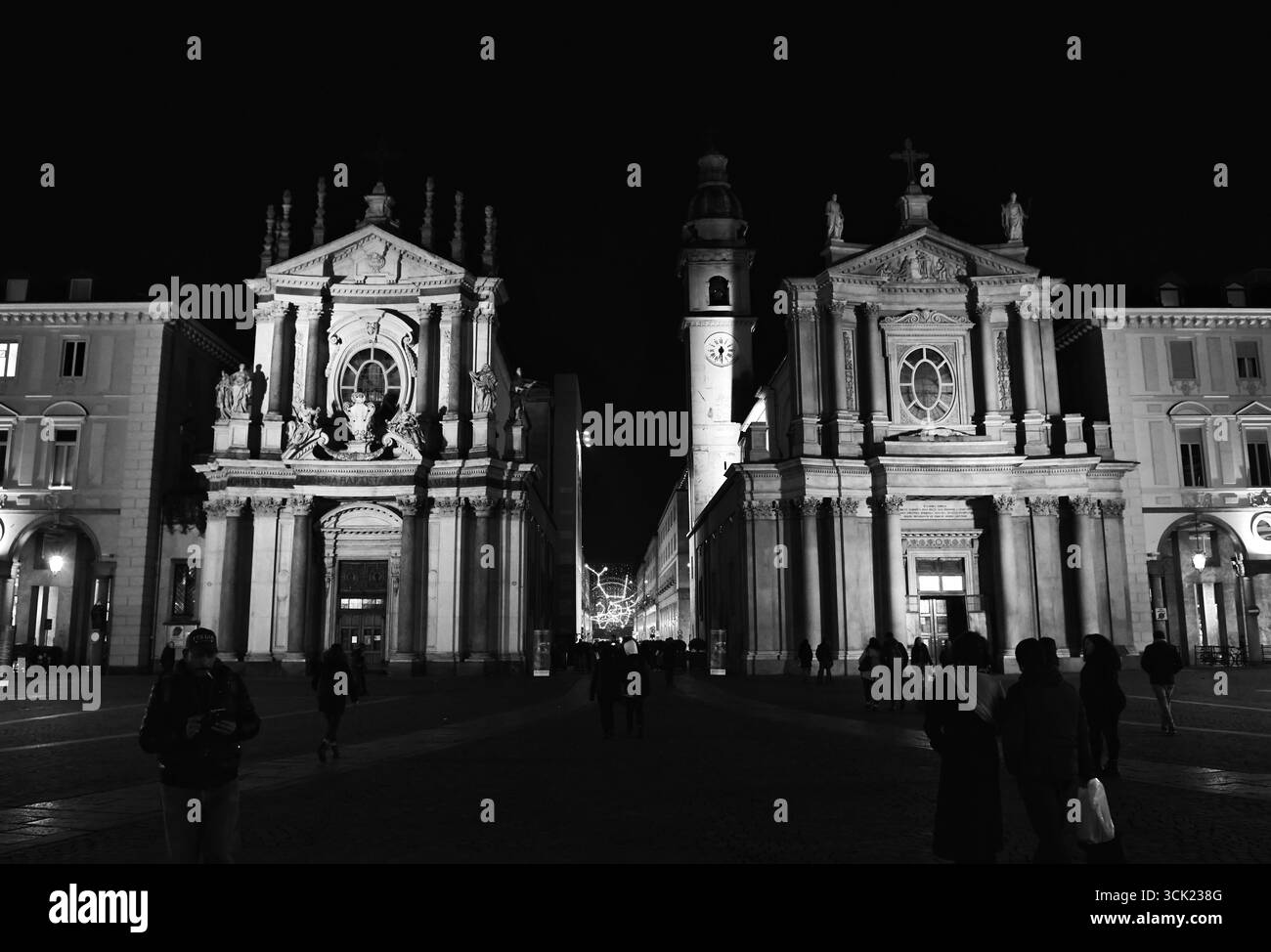 Una suggestiva ripresa notturna di Piazza San Carlo, una delle piazze principali di Torino. L'immagine si concentra sulle facciate simmetriche della storica c Foto Stock