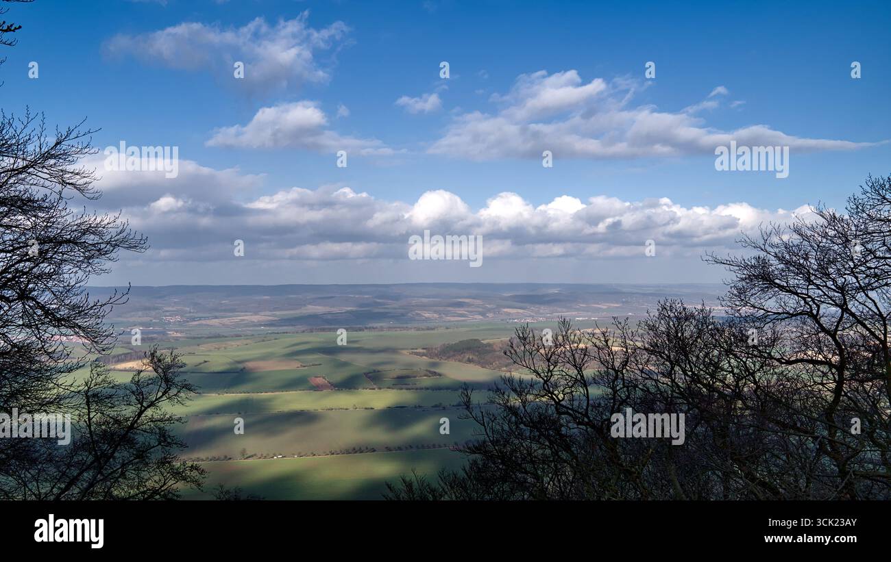 Vista panoramica dal monumento Kyffhäuser che si affaccia sulla pianura circostante in Germania. Foto Stock