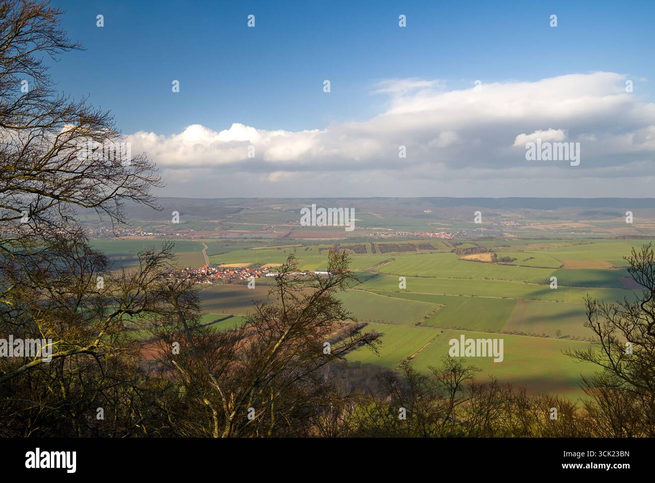 Vista panoramica dal monumento Kyffhäuser che si affaccia sulla pianura circostante in Germania. Foto Stock