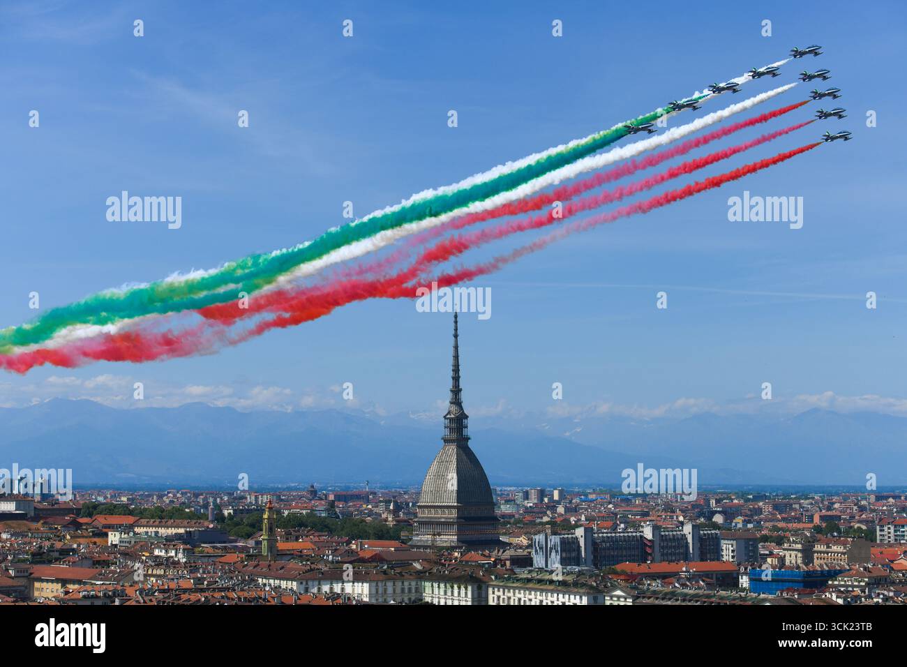 Un'immagine vibrante dello skyline di Torino con l'iconica Mole Antonelliana e un cavalcavia delle frecce Tricolori. Il team italiano di aerobatica è verde, Foto Stock
