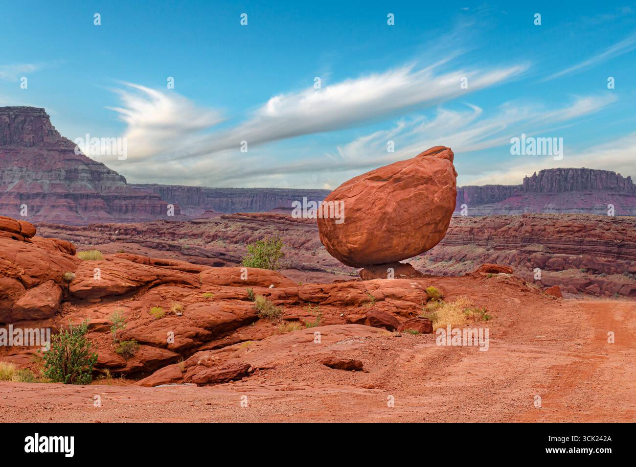 Una roccia bilanciata sullo Shafer Canyon Trail vicino a Moab Utah Foto Stock