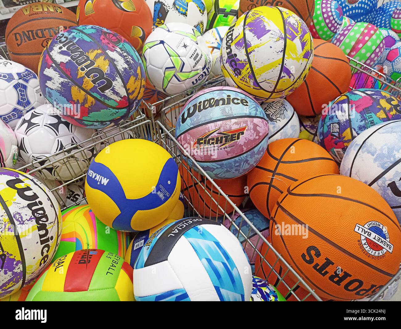 Organizzare Palloni Di Rimbalzo Di Diversi Sport Pallavolo, Pallone Da Calcio Pallacanestro E Accessori Per Tennis Gli Saltano Con Una Image158575546