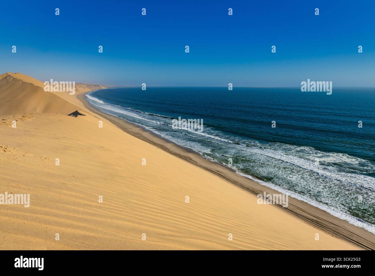 Distesa di dune del deserto sulla costa della Namibia Foto Stock