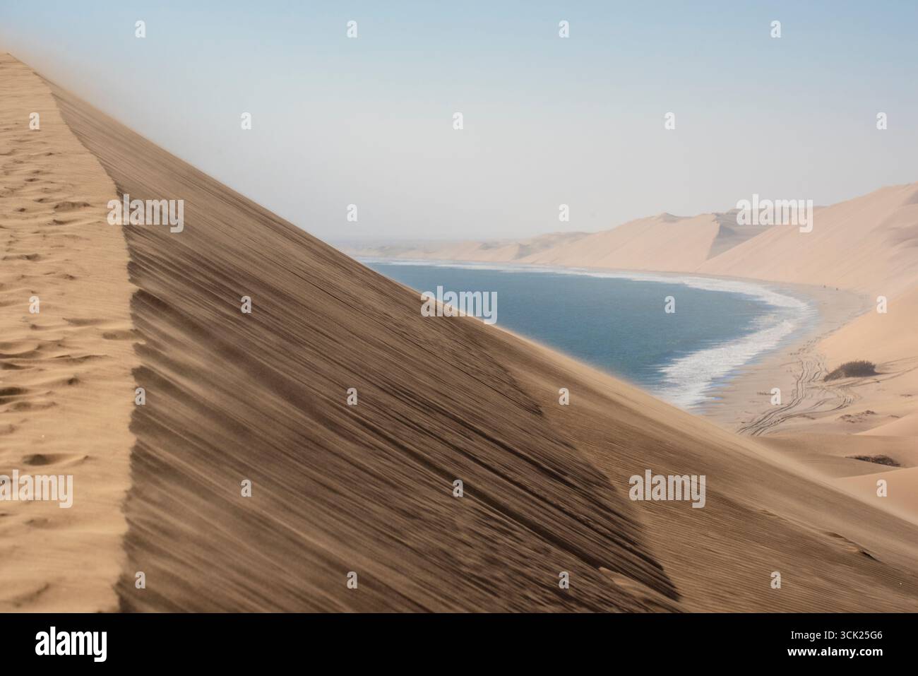 Vista panoramica delle dune del deserto del namib e dell'oceano atlantico Foto Stock