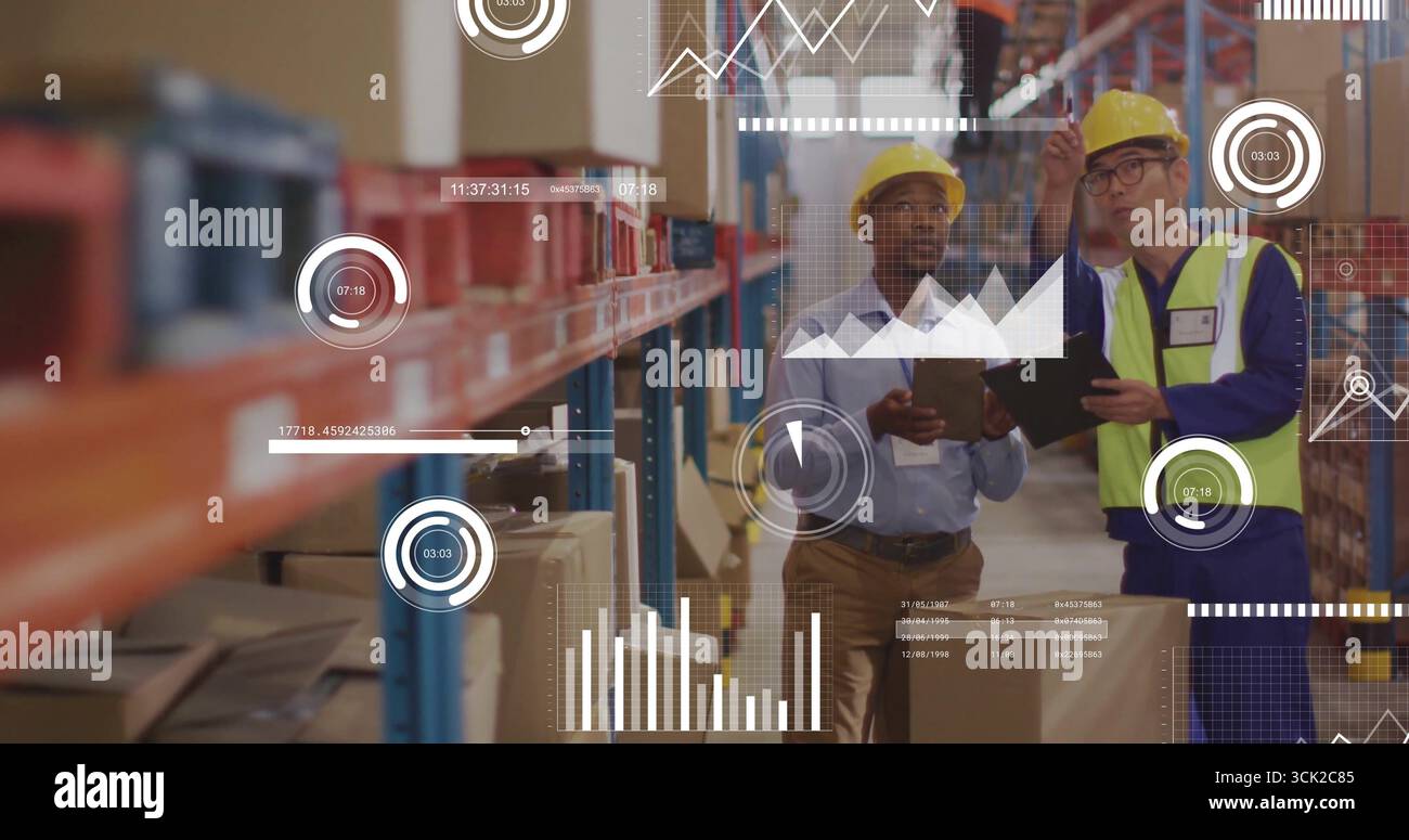 Controllo dei lavoratori che indossano gli attrezzi di sicurezza revisione dell'inventario sui tablet in magazzino, con rack e scatole Foto Stock