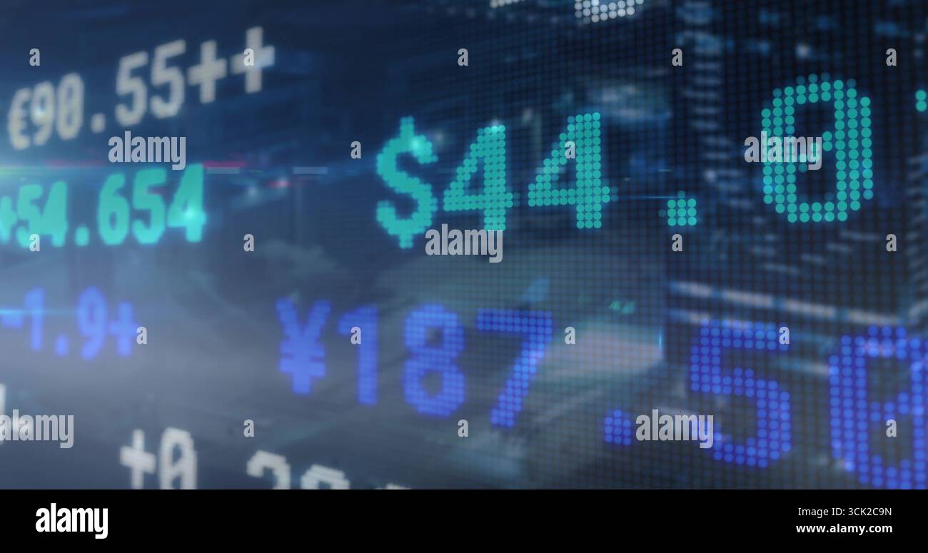 Visualizzazione della schermata LED con i valori delle valute sul vetro del piano di contrattazione con i simboli delle valute Foto Stock