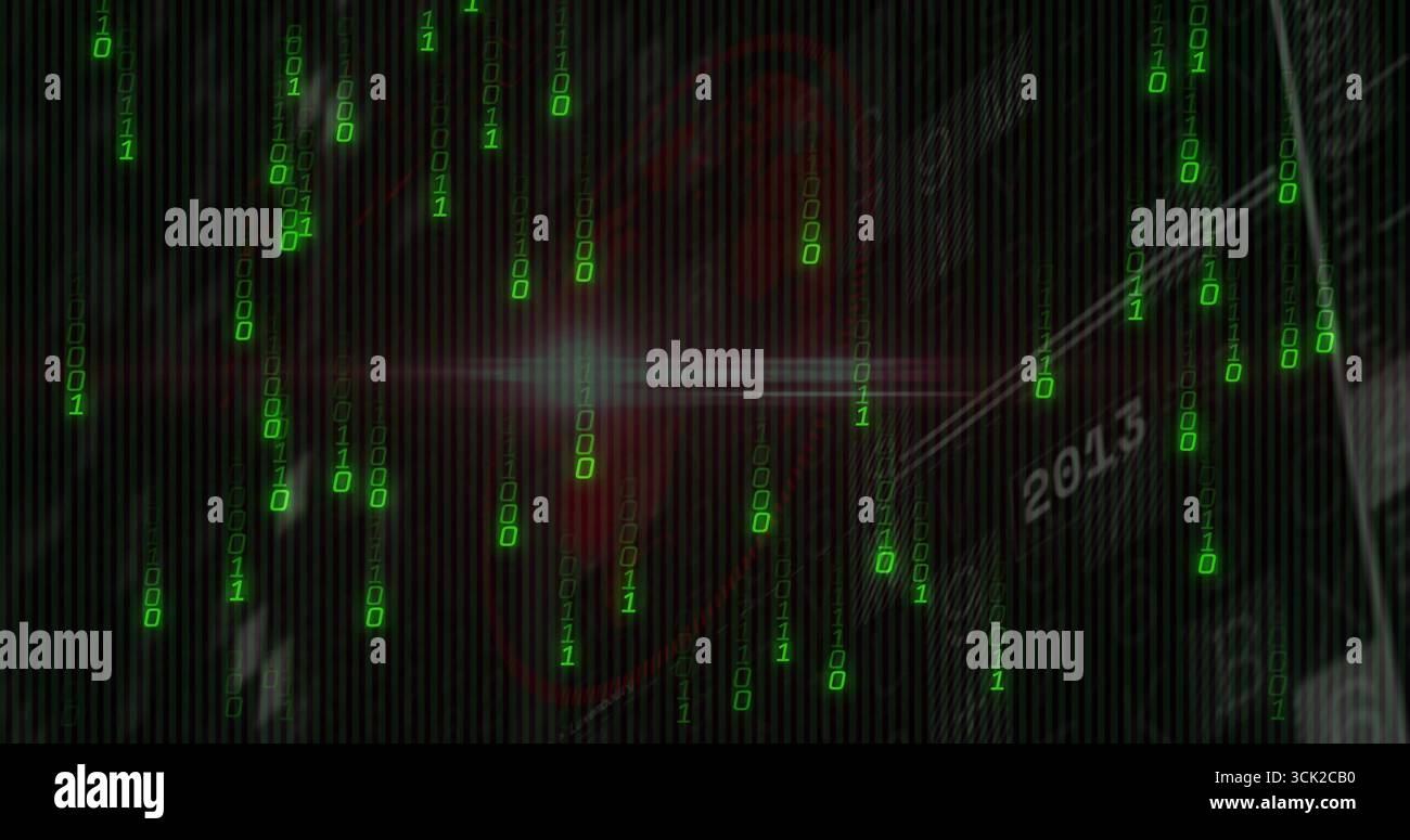 Flussi binari verdi a cascata che inondano lo sfondo del codice, con design del circuito rosso e testo 2015 Foto Stock