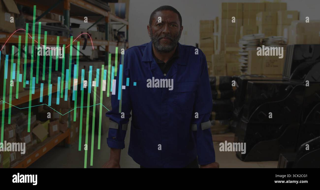 Operaio in magazzino che analizza la sovrapposizione di istogrammi nel magazzino e scansiona etichette, con scatole di cartone Foto Stock