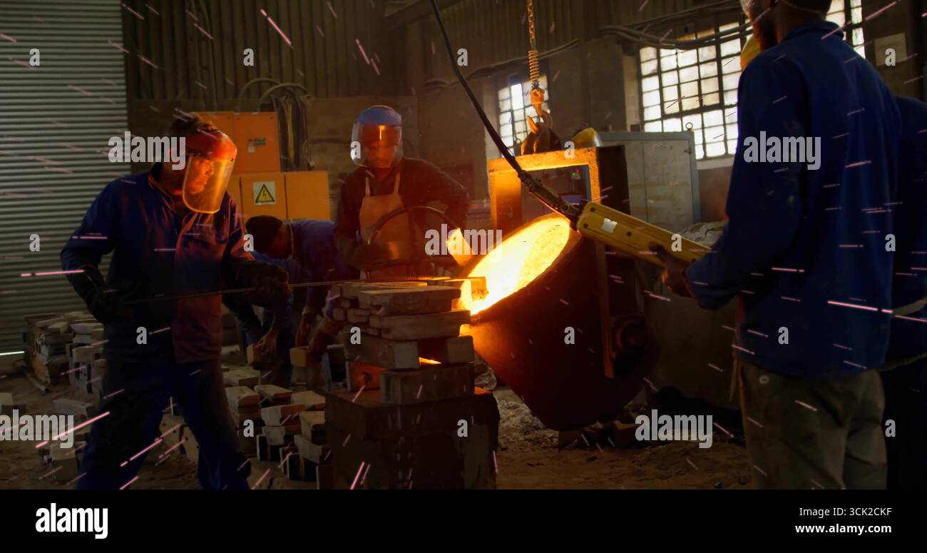 Versare i lavoratori che guidano il metallo fuso dal mestolo in fonderia con protezioni facciali per stampi a catena per paranco Foto Stock