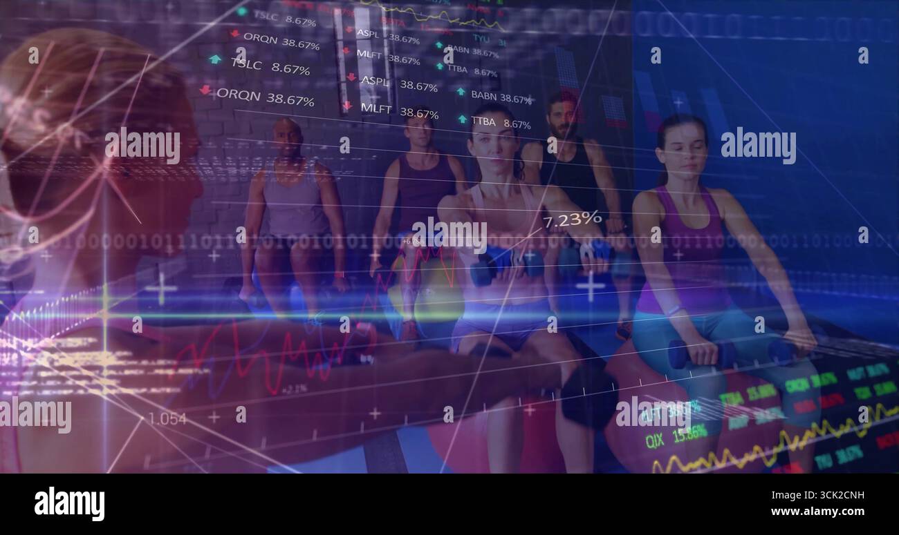 Canottaggio di sei allenatori in abbigliamento sportivo che tirano su macchine per il canottaggio in palestra, con sovrapposizioni di dati digitali Foto Stock