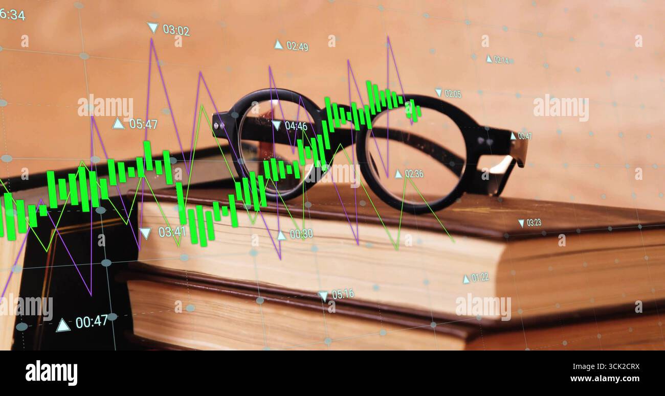 Gli occhiali rotondi neri poggiano sulla scrivania dell'ufficio e visualizzano i grafici del mercato azionario Foto Stock