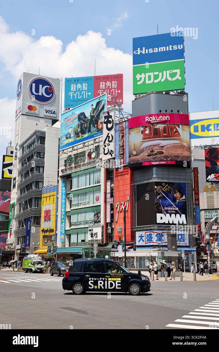 S Ride taxi nero presso Shibuya Scramble Crossing, Shibuya, Tokyo, Giappone Foto Stock