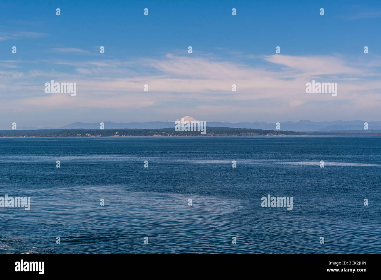 Vista estiva del monte Baker Over Puget Sound, Stato di Washington, Stati Uniti Foto Stock