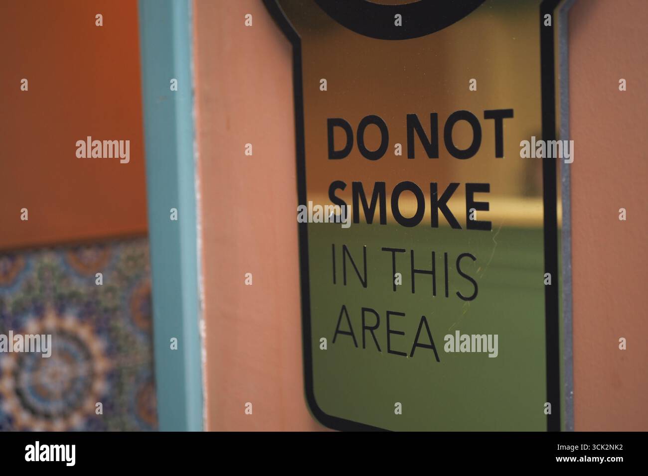 Cartello indicante la politica di divieto di fumo all'aperto Foto Stock