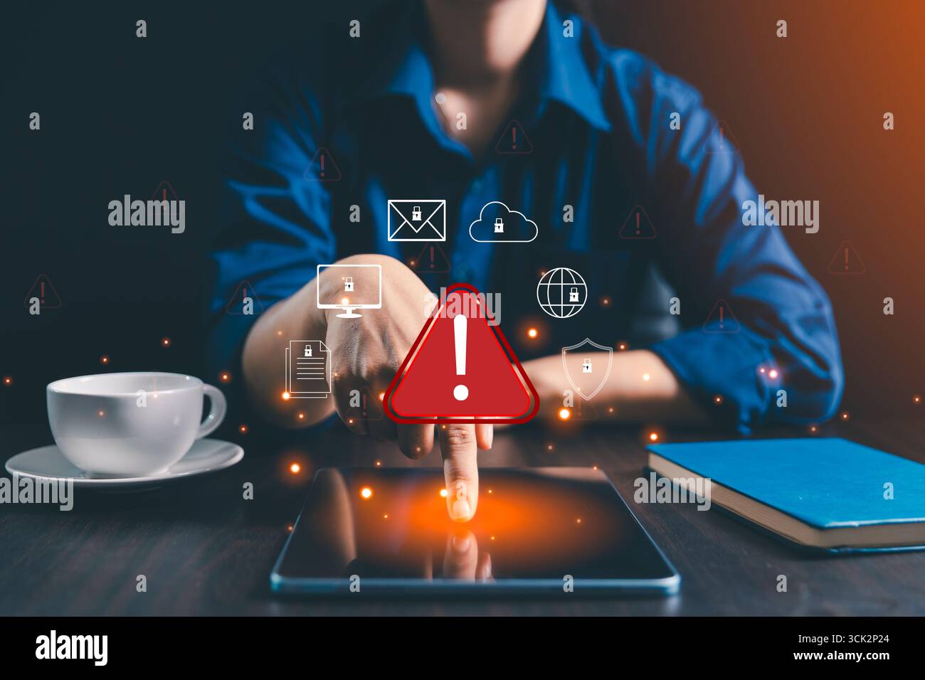 Il concetto di un'icona di avvertenza luminosa simboleggia i rischi per la sicurezza informatica, avvisando gli utenti di errori di dati, minacce di malware e errori di sistema all'interno della cifra Foto Stock