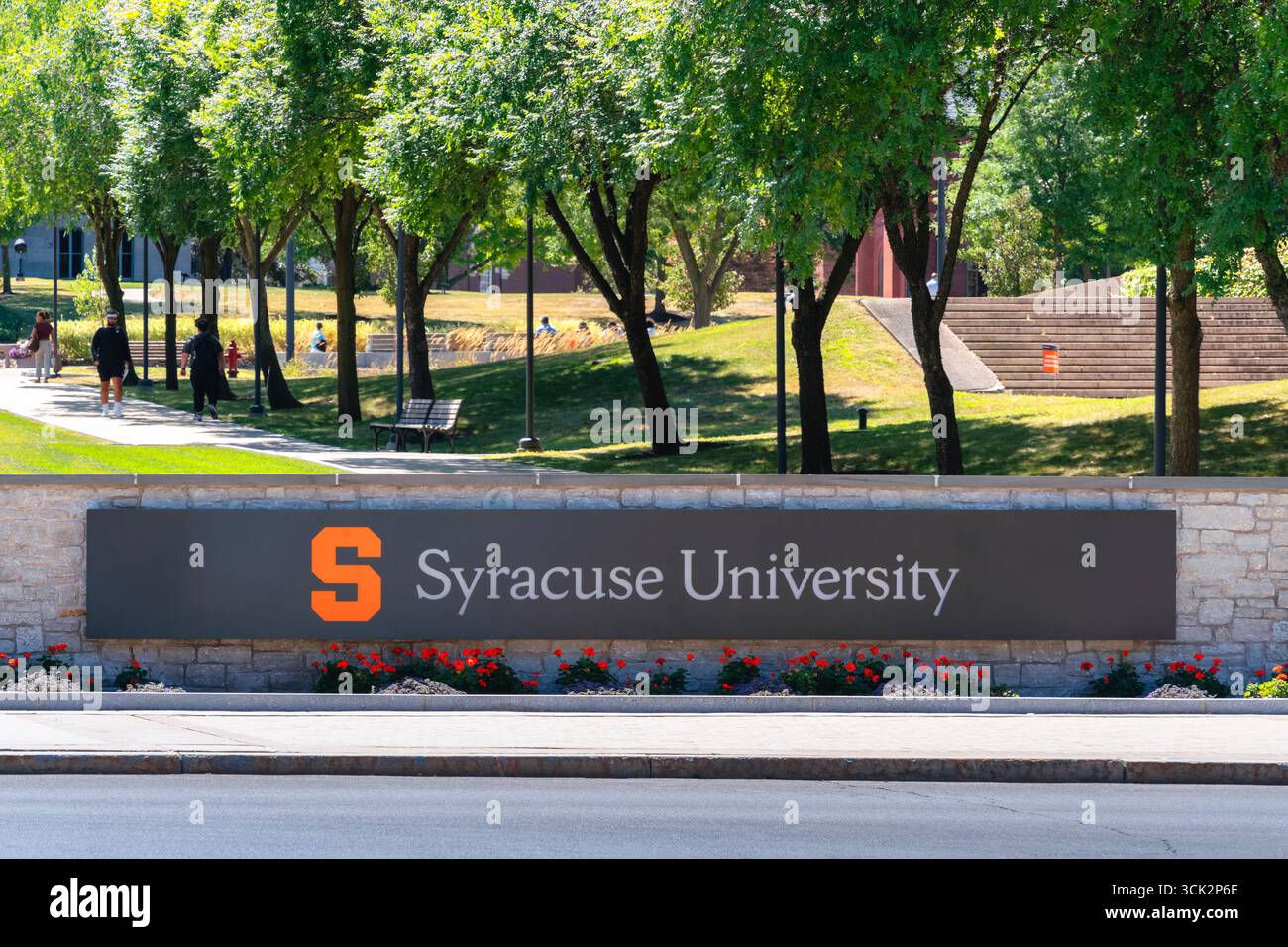 Syracuse, New York - 18 agosto 2025: Vista ravvicinata della segnaletica della Syracuse University. La Syracuse University è un istituto privato di ricerca situato a Syracuse, Foto Stock